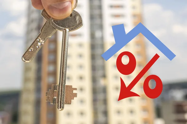 Sinal de percentagem vermelha no fundo das chaves da casa — Fotografia de Stock