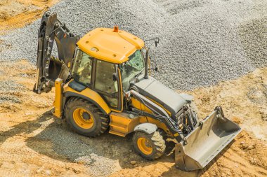 Tarak ve buldozer fonksiyonları ile çok yönlü bir makine