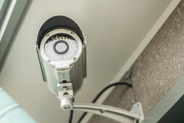 Beveiliging camera op de gevel van het gebouw — Stockfoto