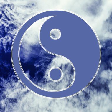 Yin - Yang gökyüzü ve bulutlar arka planda sembolü