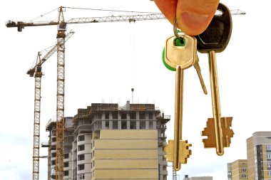 Evin anahtarları inşaat bir arka plan üzerinde
