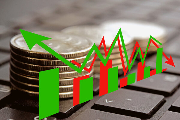 Зеленая и красная стрелки - график на фоне денег
 .