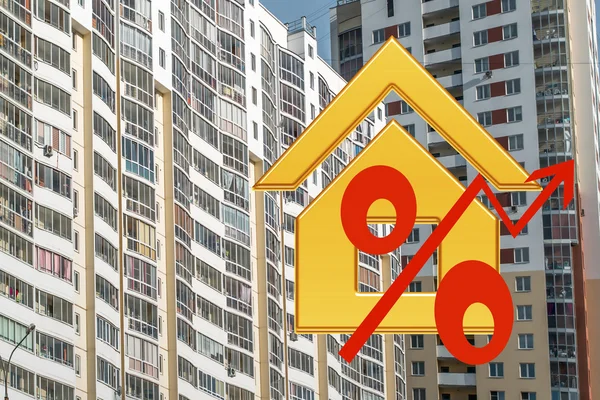Красный знак процента на фоне домов  . — стоковое фото