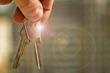 Evin anahtarları inşaat bir arka plan üzerinde