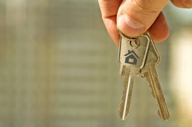 Evin anahtarları inşaat bir arka plan üzerinde