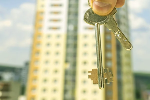 Ключи от дома на фоне строительства — стоковое фото