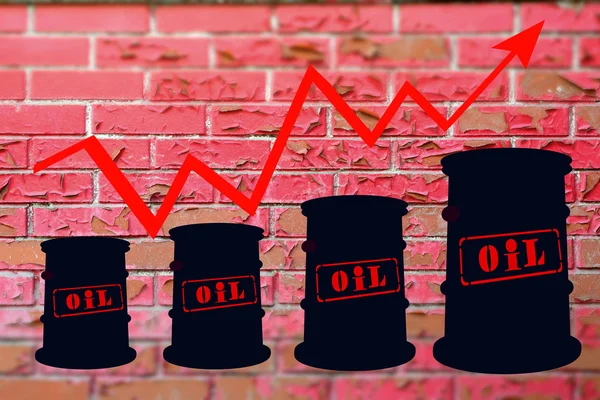 Баррели и график повышения цен на нефтепродукты  . — стоковое фото