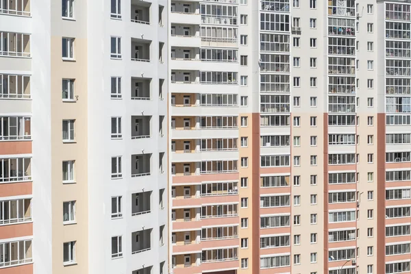 Syn på fasaden av ett nytt bostadshus — Stockfoto