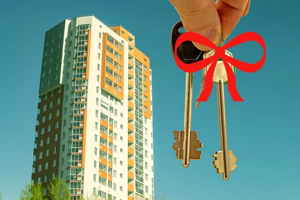 Les clés de l'appartement en arrière-plan d'une maison  . — Photo