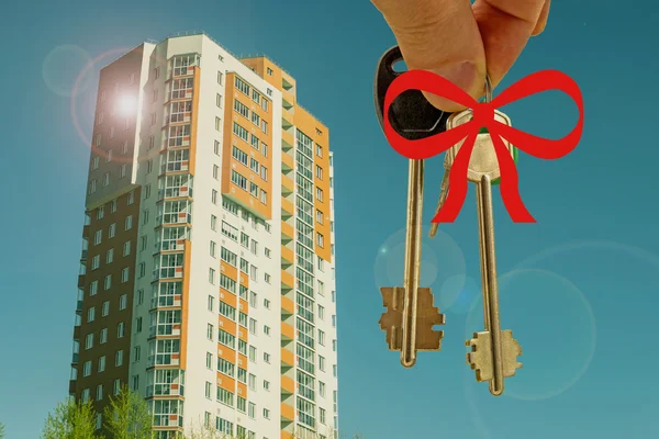 Ключи от квартиры на заднем плане дома  . — стоковое фото
