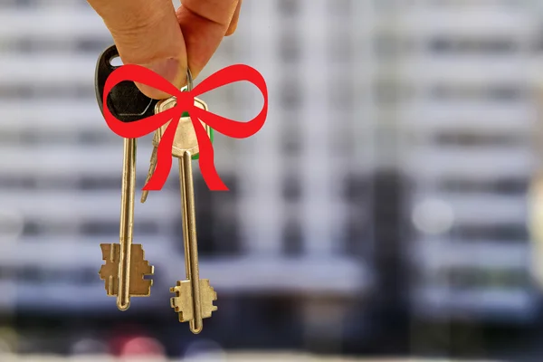 Bir evin arka planda dairenin anahtarları . — Stok fotoğraf