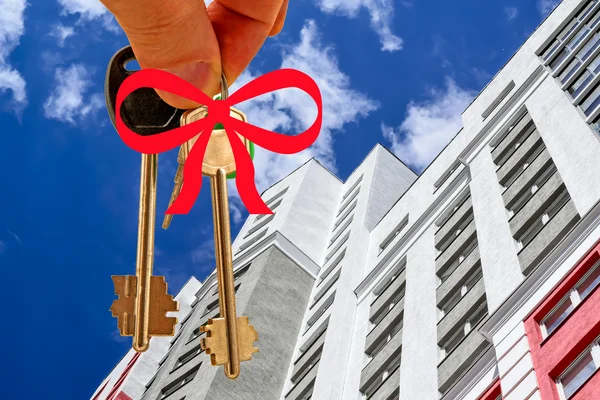 Die Schlüssel zur Wohnung vor dem Hintergrund des Hausbaus . — Stockfoto