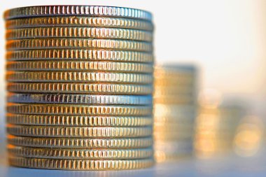 Barlarda yığılmış paralar .