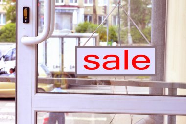 Ön kapıda kırmızı harflerle bir işaret