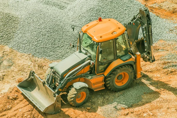 Univerzální stroj s funkcemi, které bagr a buldozer — Stock fotografie