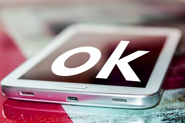 The characters are okay (OK) on the mobile phone — Stock Photo, Image