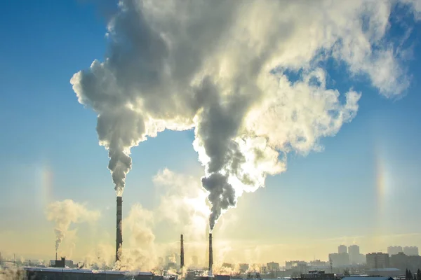 ロシアだ エカテリンブルク 青空を背景にした工業生産エリア 環境汚染の概念 ストックフォト