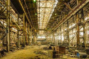  Metalürjik üretimden sonra terk edilmiş eski bir endüstriyel atölye. Mahvetme, yenilgi, başarısızlık, başarısızlık kavramı. .