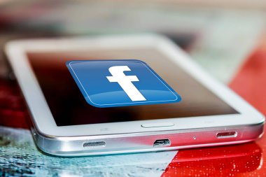  Rusya, Yekaterinburg - 22 Nisan 2021: cep telefonu ekranında Facebook uygulamasının yakın çekimi. Facebook, insanların dünya çapında arkadaşlarıyla iletişim kurmasını sağlıyor .