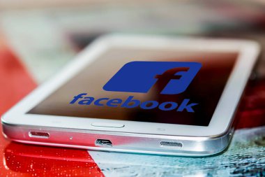 Rusya, Yekaterinburg 22 Nisan 2021: cep telefonu ekranında Facebook uygulamasının yakın çekimi. Facebook, insanların dünya çapında arkadaşlarıyla iletişim kurmasını sağlıyor .