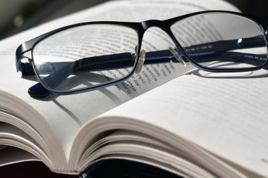 gözlük yalan kitap üzerine