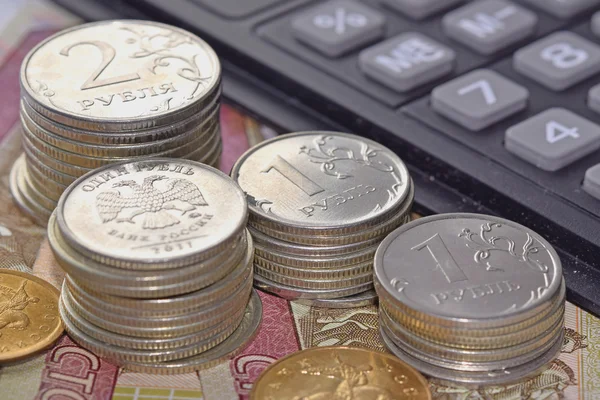 Russische Münzen Und Taschenrechner Auf Dem Hintergrund Von Banknoten — Stockfoto