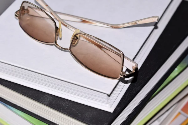 Las gafas yacen en el libro — Foto de Stock