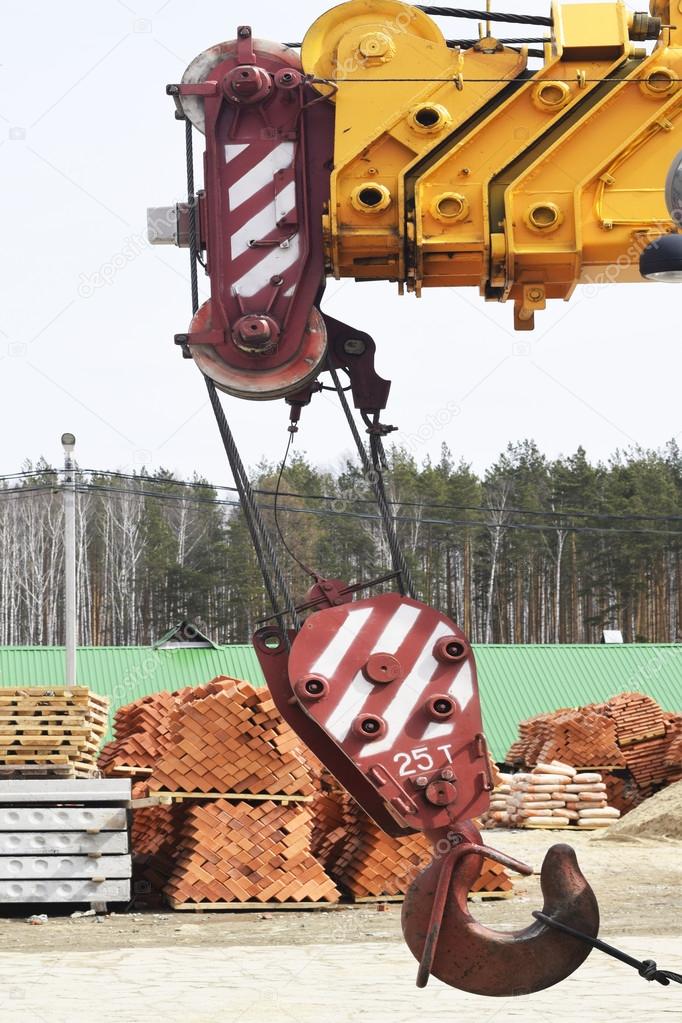 Lifting hook of a construction crane