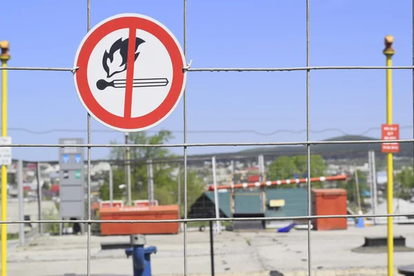 Signsign a kerítésen a "tűzveszélyes" — Stock Fotó