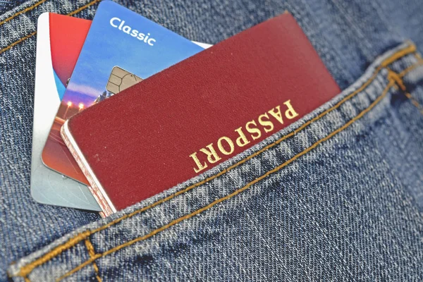 Паспорт и банковская карта в джинсовом кармане — стоковое фото