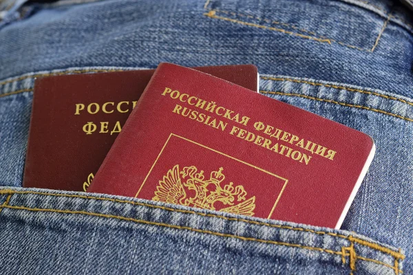 Pasaporte ruso en bolsillo vaquero —  Fotos de Stock