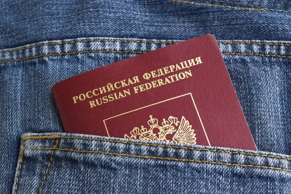 Pasaporte ruso en bolsillo vaquero — Foto de Stock