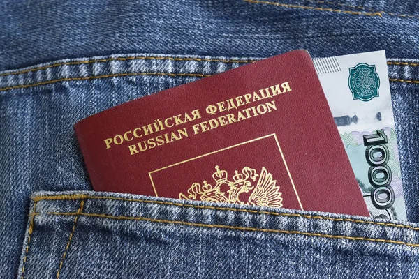 Pasaporte ruso en bolsillo vaquero  . — Foto de Stock