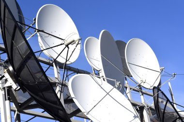 uydu çanağı mavi gökyüzü arka planında