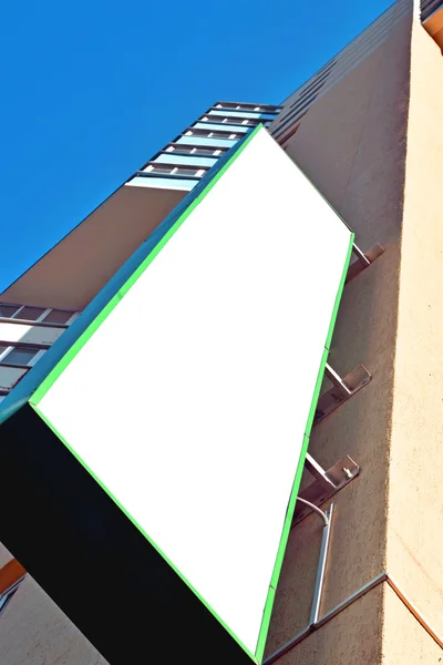 Panneau d'affichage vide sur un immeuble résidentiel — Photo