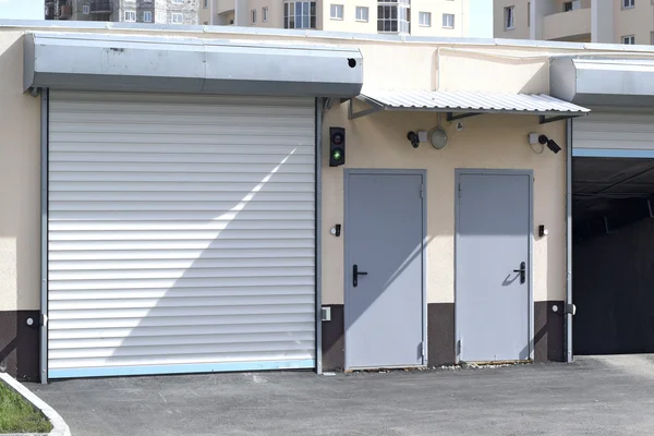 Closed and open garage doors — Stock Photo, Image