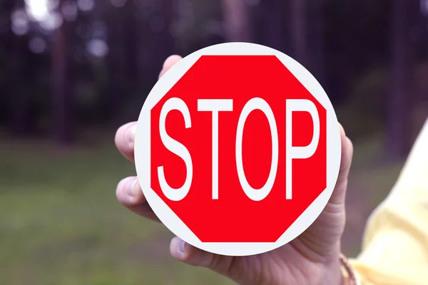 Piros tiltó jel "stop" egy nő kezében — Stock Fotó