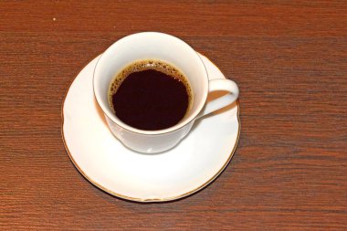 Masanın üzerinde bir fincan sade kahve.