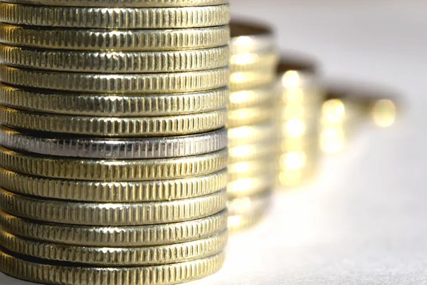 Monedas apiladas en barras . — Foto de Stock