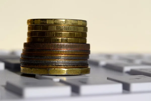 Monedas apiladas en barras. El concepto de crecimiento de los ingresos —  Fotos de Stock