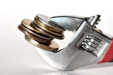 İngiliz anahtarı ve paralar. Finansal güvenilirlik kavramı .