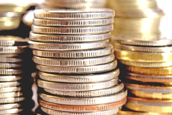 Monedas apiladas en barras. El concepto de crecimiento de los ingresos — Foto de Stock