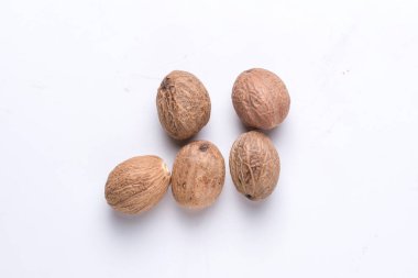 Nutmeg yassı, Myristica beyaz arka plana karşı parfümler