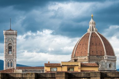 Campanile ve Basilica Santa Maria del Fiore içinde Flor kubbe