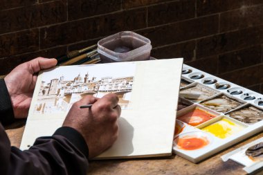 Sokak sanatçı Floransa'daki Ponte Vecchio boyalar