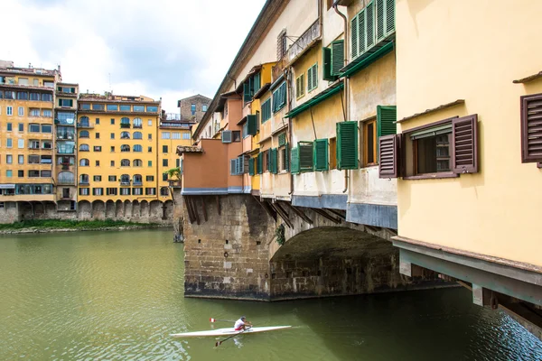 Река Арно в Понте-Веккьо во Флоренции в пасмурную погоду — стоковое фото