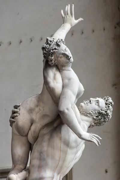 Standbeeld van Ratto delle Sabine, de Loggia' Lanzi, Piazza della Sig — Stockfoto