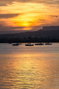 Syracuse, Ortigia, Sicilya, İtalya deniz üzerinde turuncu günbatımı