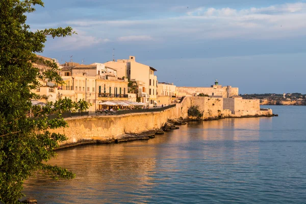 Widok na Syrakuzy, domy Ortigia, Sycylia, Włochy, widokiem na morze — Zdjęcie stockowe