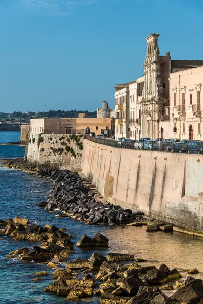 Vista de Syracuse, Ortiggia, Sicília, Itália, casas de frente para o mar — Fotografia de Stock
